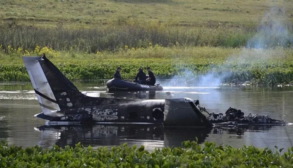 Armada trabaja para recuperar los cuerpos de las víctimas del accidente aéreo en Laguna del Sauce (Punta del Este)