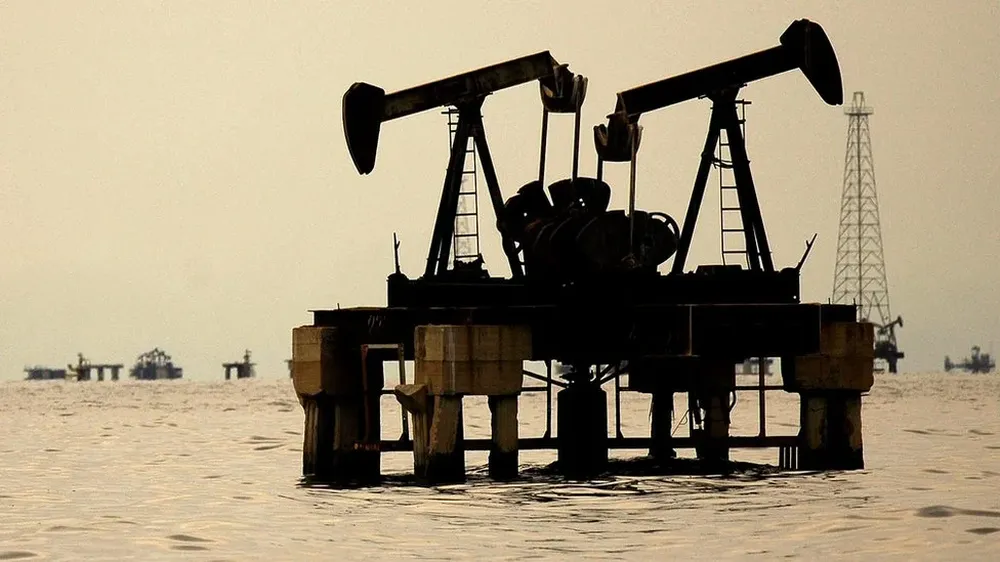 Imagen ilustrativa de una plataforma petrolera en el mar.