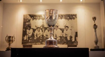En el Museo del Fútbol se puede ver la Copa Pedro Mirassou con la que la selección de Uruguay dio la vuelta olímpica en el Mundial de 1930, ya que no le entregaron la Copa Jules Rimet