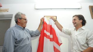 Lacalle Pou junto al apicultor Fernando Torres, en el estreno de la zafra de miel, en Florida.