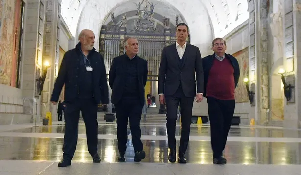 El presidente del Gobierno, Pedro Sánchez, acompañado del ministro de Política Territorial y Memoria Democrática, Ángel Víctor Torres, a su llegada al Valle de Cuelgamuros.