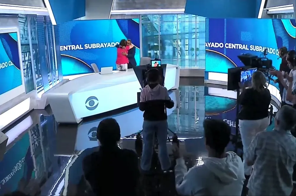 El abrazo al aire tras la despedida en Subrayado