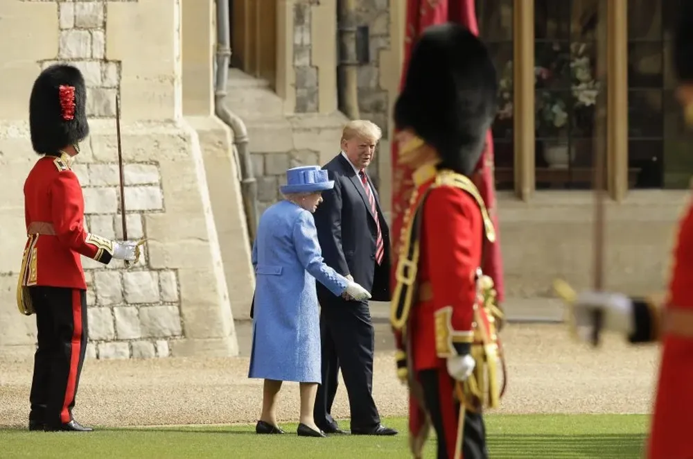 Como puede verse en la foto, Trump caminó por delante de la reina Isabel