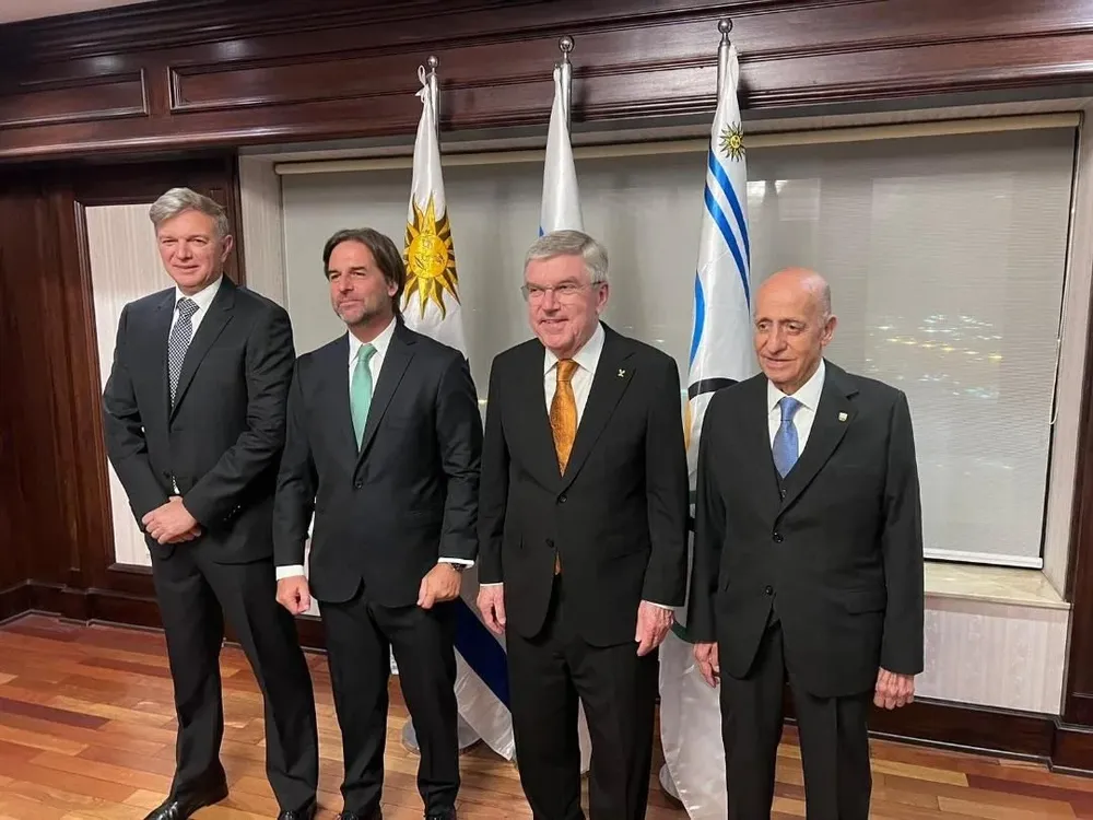 Sebastián Bauzá, secretario nacional del Deporte; Luis Lacalle Pou, Presidente de la República; Thomas Bach, presidente del COI; Julio César Maglione, presidente del COU