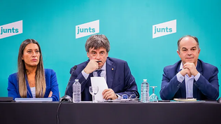 Carles Puigdemont (en el centro), junto a Míriam Nogueras y Jordi Turull, este lunes en Perpiñán  Carles Puigdemont (en el centro), junto a Míriam Nogueras y Jordi Turull, este lunes en Perpiñán