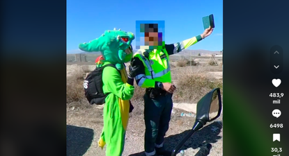 la guardia civil detiene a un dragon motociclista y lo libera despues de una selfie