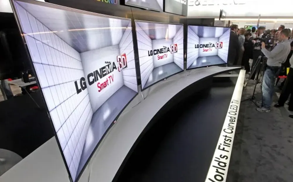 La TV OLED EA9800 de LG, presentada a principios de este año, es el primer televisor curvo de la industria