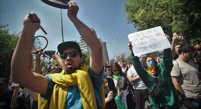 Fuerte caída de la bolsa y disparada del dólar tras la crisis en Chile