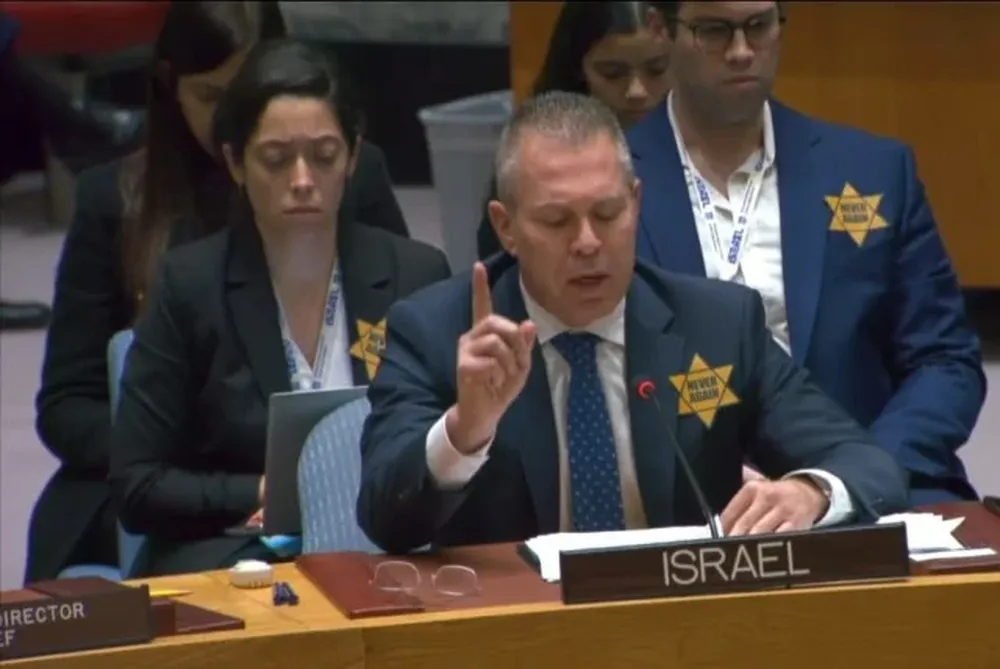 “Mi equipo y yo llevaremos estrellas amarillas hasta que despierten y condenen las atrocidades de Hamás”, dijo el embajador israelí ante la ONU Gilad Erdan.