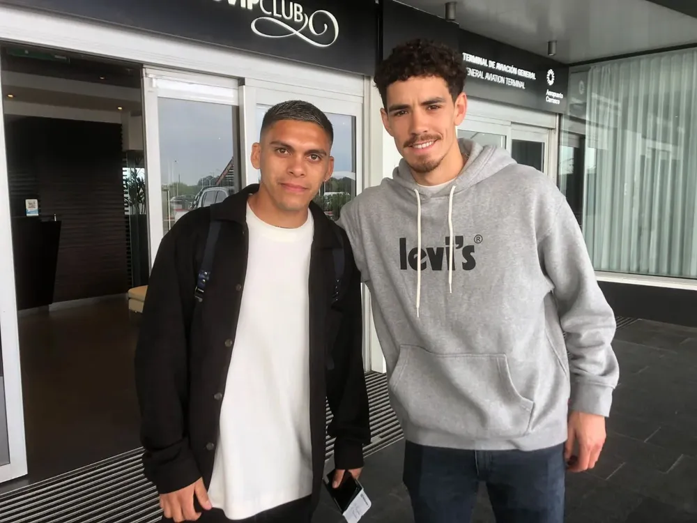 Brian Ocampo y Nicolás Marichal en el aeropuerto de Carrasco antes de viajar hacia Europa