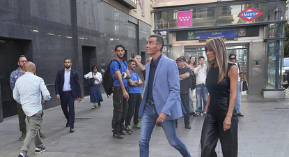 Anochecer de un día agitado: Pedro Sánchez y Begoña Gómez van a la premier de la película de Amenábar y son abucheados