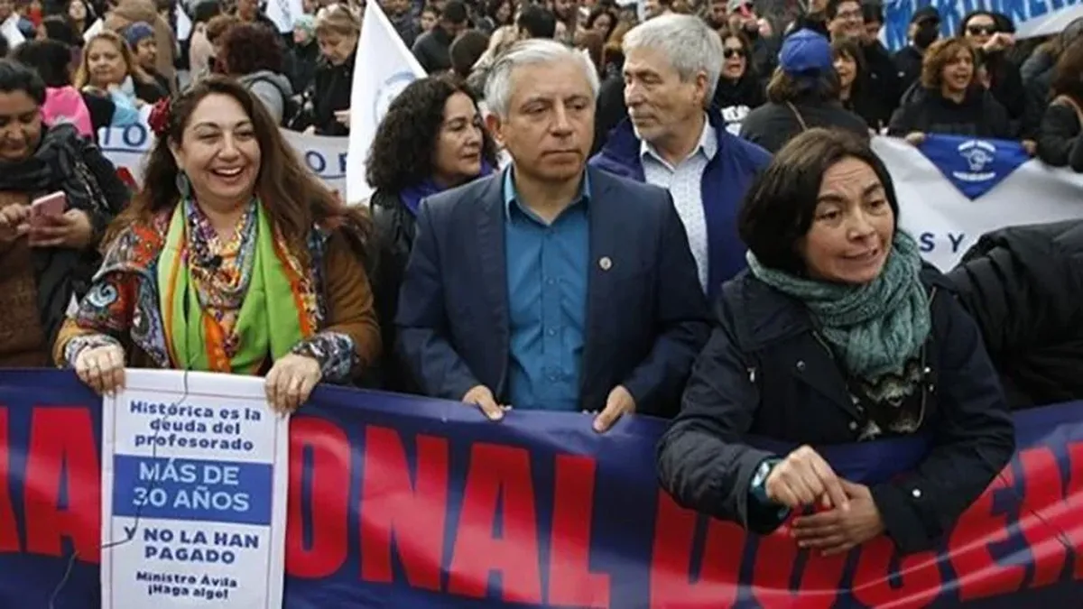 Los profesores chilenos realizan un paro por mejoras salariales y de ...