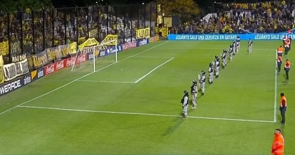 La Guardia Republicana y la seguridad privada de frente a la hinchada de Peñarol en el Parque Viera