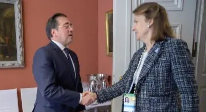 La canciller Mondino y el ministro Albares, se saludan en la Conferencia de Munich.