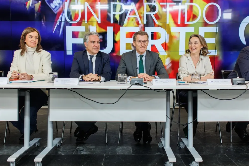El coordinador general del PP, Elías Bendodo (2i); el presidente del Partido Popular, Alberto Núñez Feijóo (2d), y la secretaria general del Partido Popular, Cuca Gamarra (1d), durante la reunión del Comité Ejecutivo Nacional del Partido Popular.