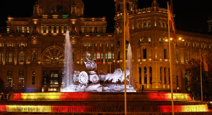 La fuente de Cibeles con los colores de España.