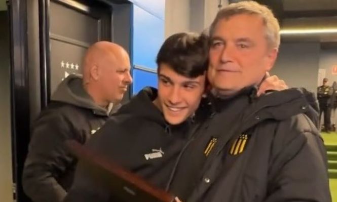 Diego Aguirre junto a su hijo Mateo, el día que le dio una placa por sus 100 partidos en su actual etapa como DT