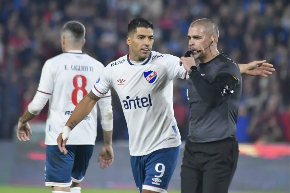 Suárez protestándole a Aquino