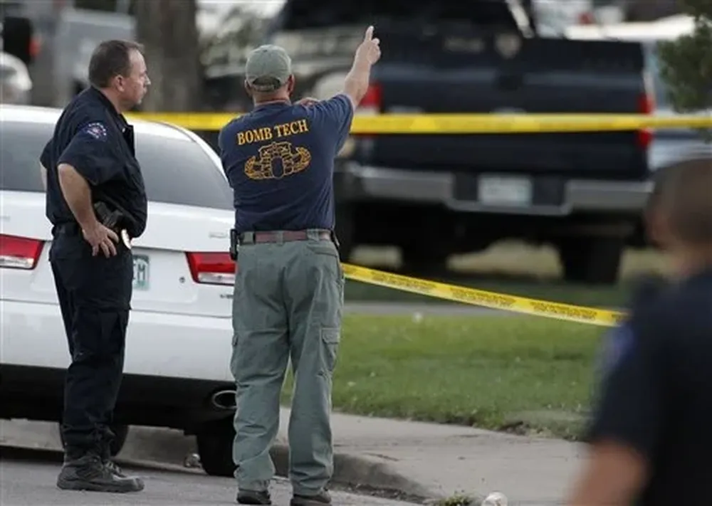 Miembros de la Policía en las cercanías del apartamento del supuesto autor de la matanza de Denver