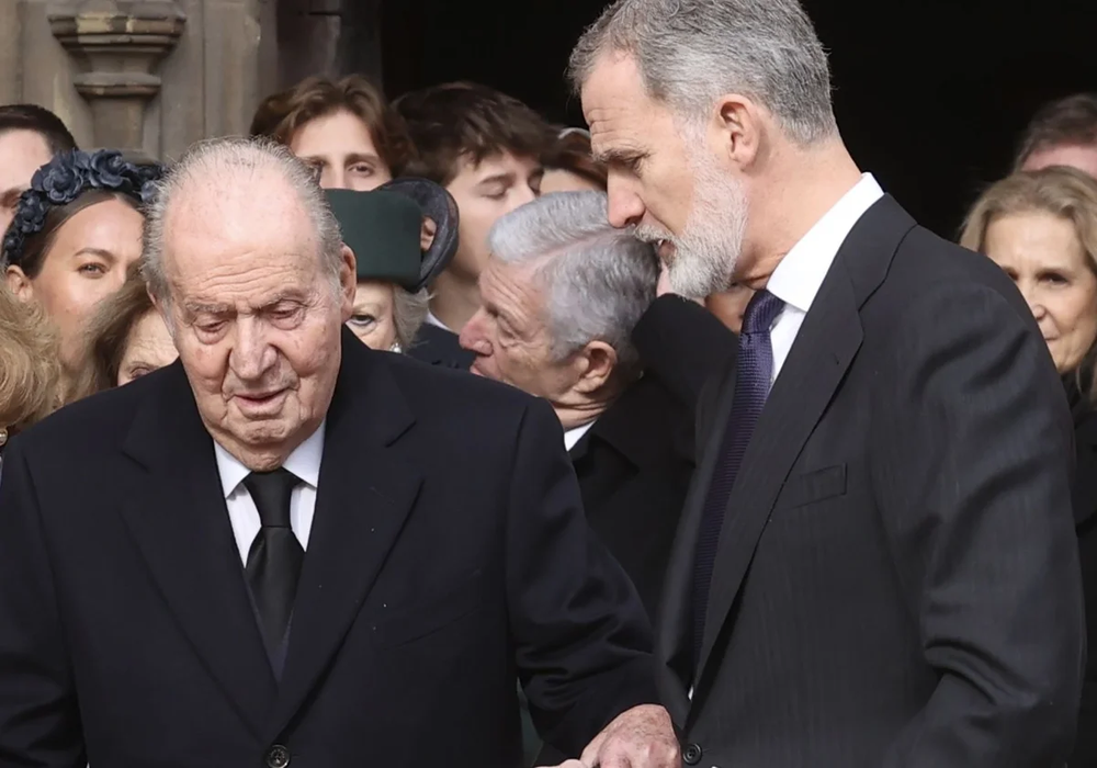 El rey emérito Juan Carlos I y su hijo, el rey Felipe VI.
