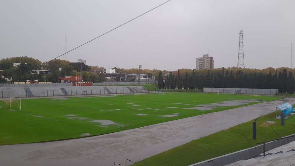 Otra toma de c&oacute;mo se encuentra el c&eacute;sped del Estadio Suppici de Colonia por las fuertes lluvias ca&iacute;das