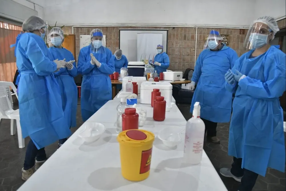 Vacunadoras previo a inyectar a los primeros aspirantes