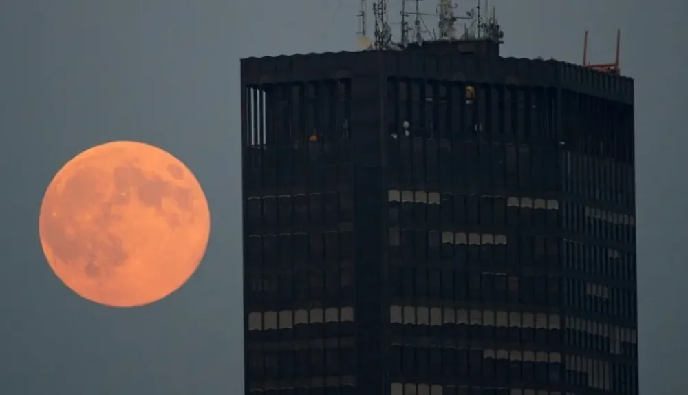 La superluna y un edificio de Belgrado, Serbia