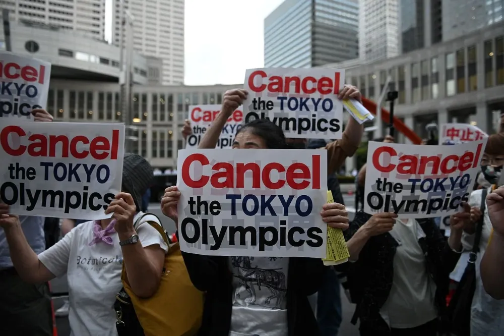 En Junio, manifestantes pedían por la cancelacion de los juegos debido a la pandemia