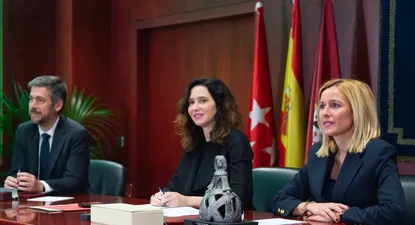 El consejero de Presidencia, Justicia y Administración Local, Miguel Ángel García; la presidenta de la Comunidad de Madrid, Isabel Díaz Ayuso, y la alcaldesa de Alcobendas, Rocío García Alcántara, durante una reunión del Consejo de Gobierno.