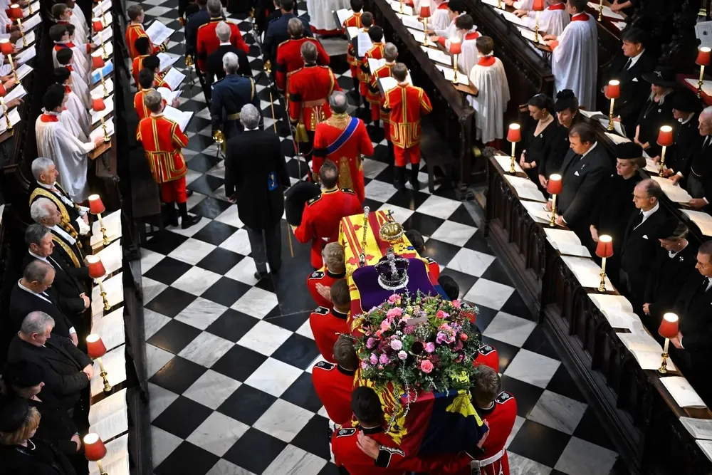 Marineros ingresan el féretro de la reina Isabel II a la Abadía de Westminster para su funeral