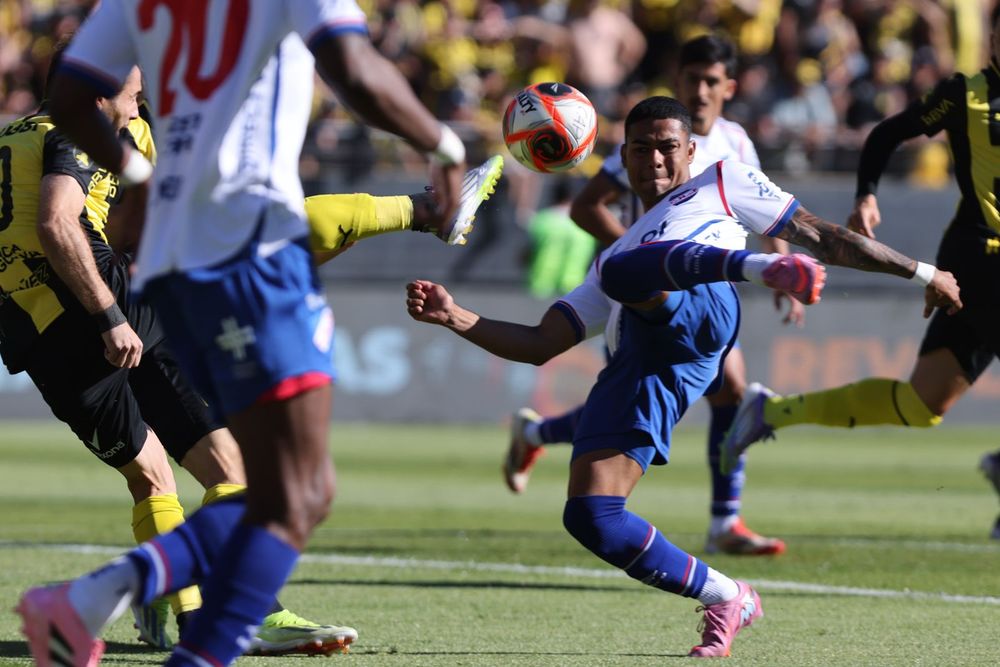 Juan Cruz De los Santos de Nacional ante Peñarol por la final de la Liga AUF Uruguaya