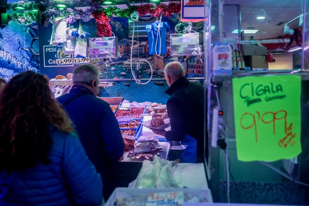 EuropaPress_4887962_pescadero_atiende_clientes_compran_tienda_comestibles_mares_alimentacion