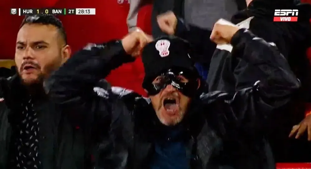 El Zorro en la cancha y las tribunas