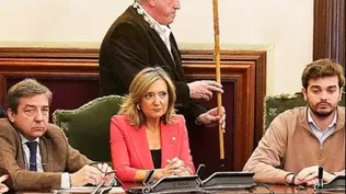 Asiron (EH Bildu) con la vara de mando pasa por detrás de Cristina Ibarrola flanqueada por Carlos Salvador y Aitor Silgado