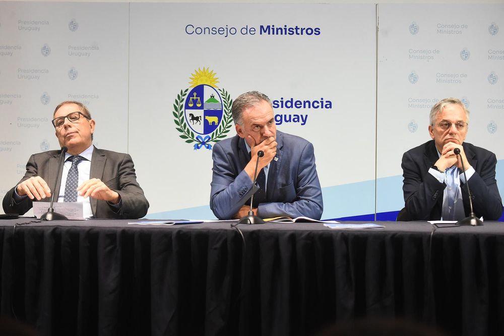 El presidente de la República, Yamandú Orsi, acompañado de Gabriel Oddone y Rodrigo Arim