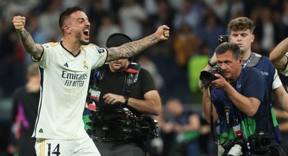 Joselu y su festejo. Luego fue felicitado por Facundo Pellistri