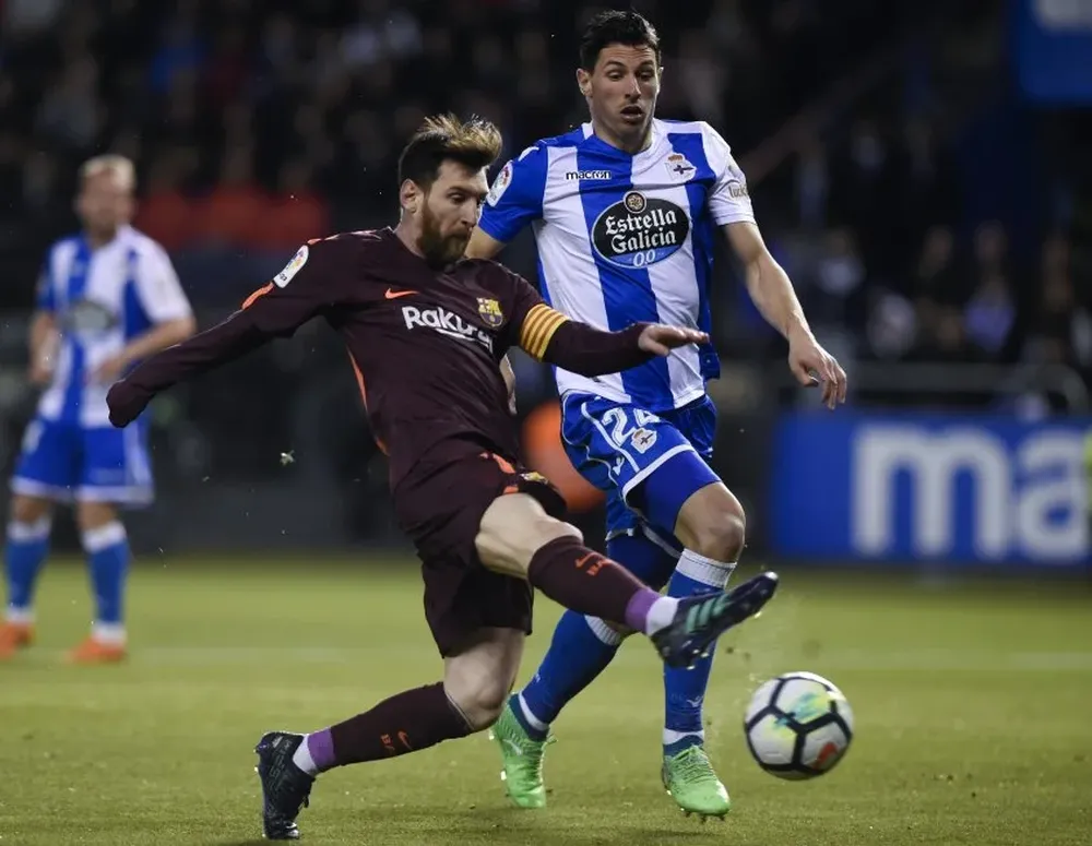 Lionel Messi y Fabian Schar