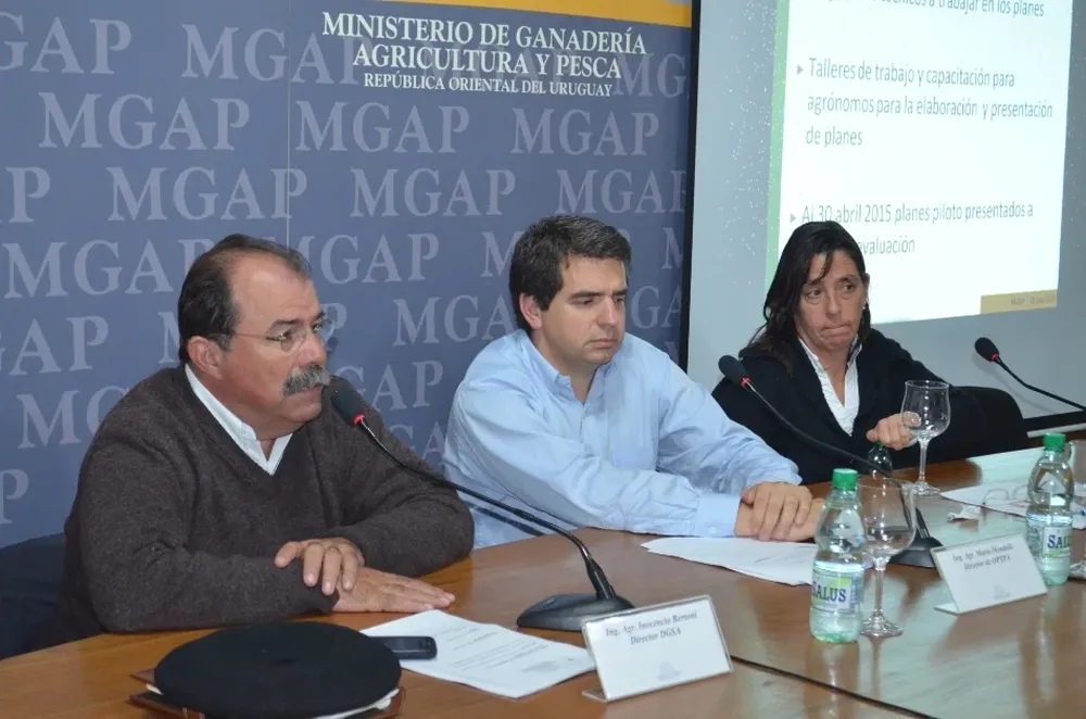 Inocencio Bertoni, Mario Mondelli y Mariana Hill enla conferencia de prensa en el MGAP