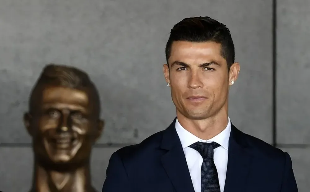 Ronaldo y su busto en el aeropuerto que lleva su nombre