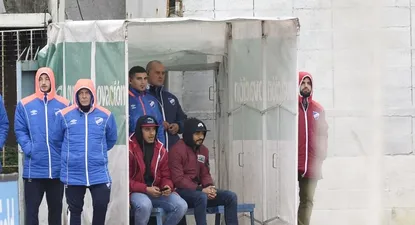 Diego Polenta, suspendido y Rodrigo Aguirre, lesionado, observaron el triunfo de Nacional ante Cerro, a un lado de la cancha