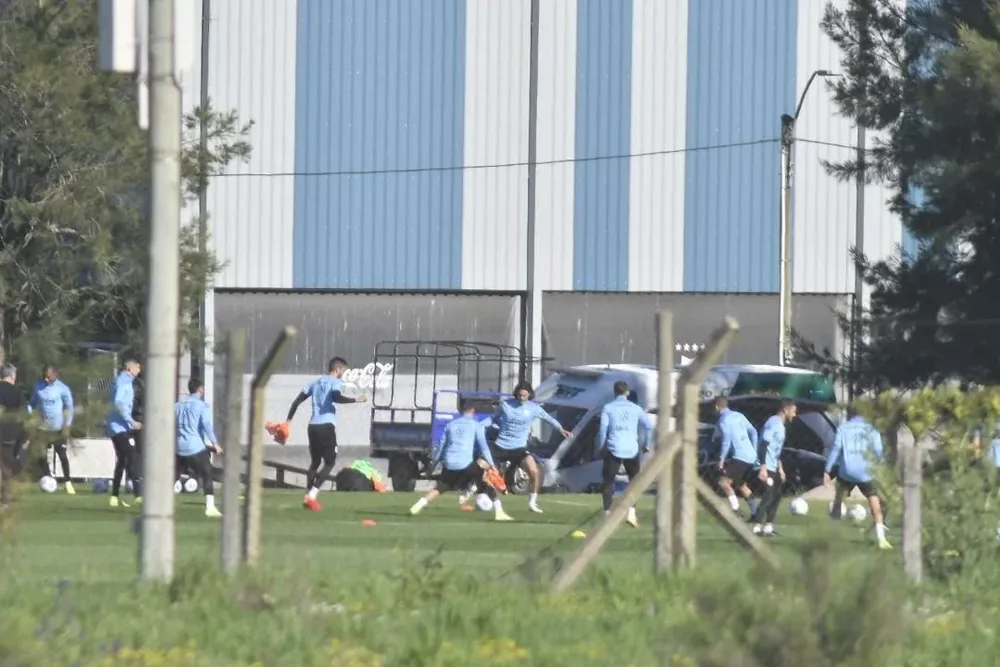 La selección uruguaya entrenó este martes en el Complejo de la AUF para preparar el partido ante Brasil del jueves, con Cavani como titular