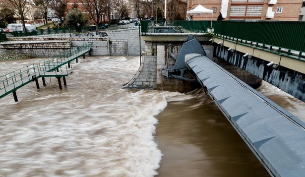 El río Manzanares a su paso por el puente de los Franceses, en Madrid, este viernes. EUROPA PRESS