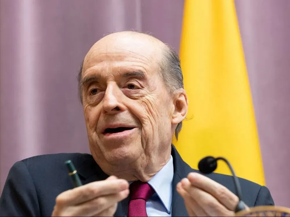 El ministro Guzmán dijo que acataba la decisión de la procuraduría de separarlo del cargo.