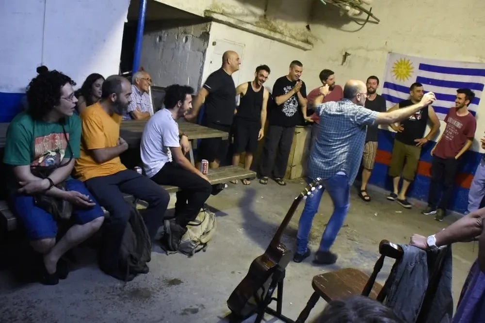 El jueves pasado diluvió y el ensayo de Don Timoteo en el club Paysandú fue bajo techo.
