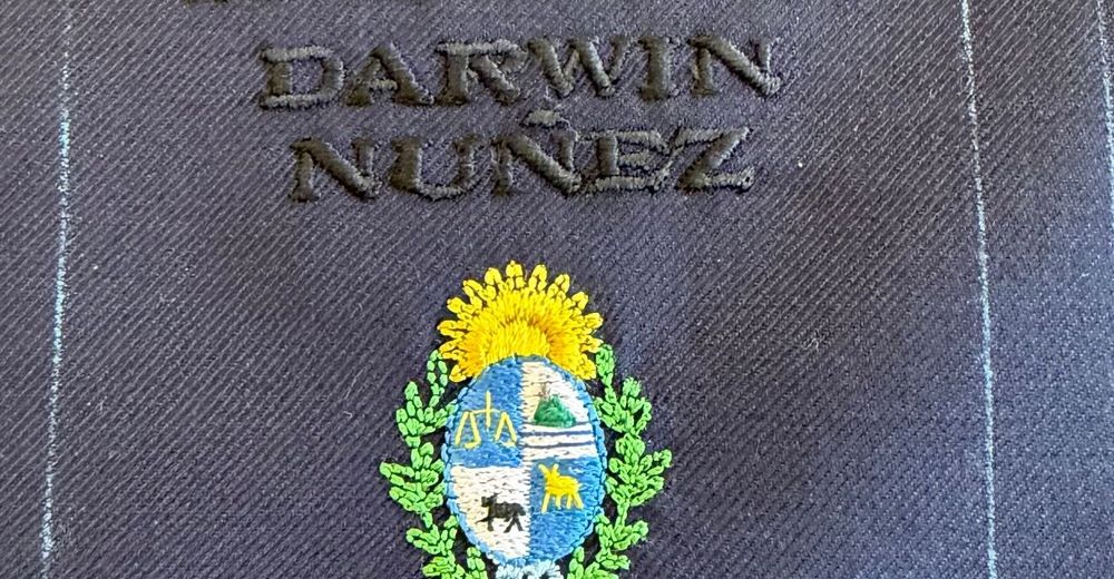Los escudos para los trajes de la selección uruguaya en el Mundial 2026 diseñados por Gabriela Hearst