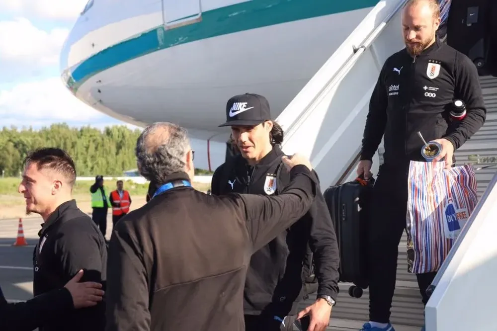 Edinson Cavani a su arribo con Uruguay a Rusia