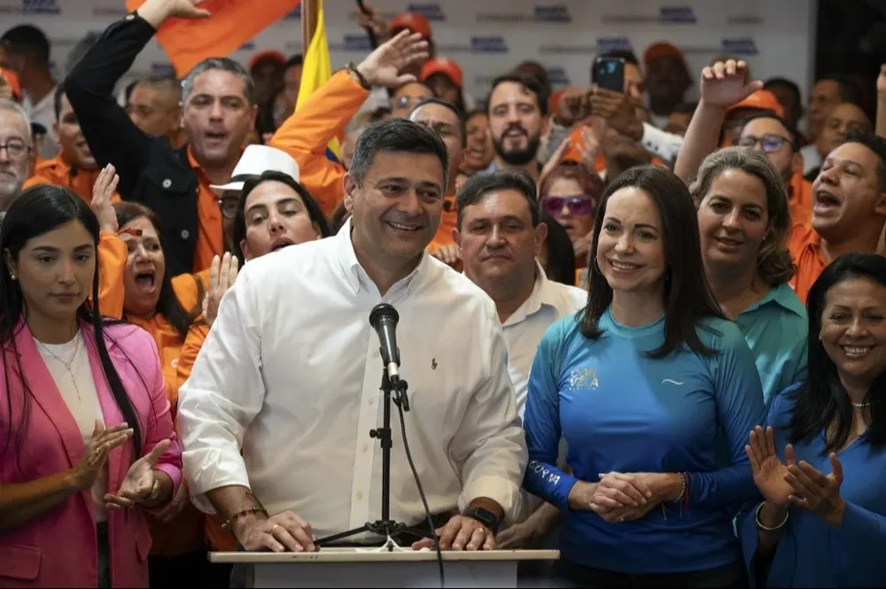 El precandidato Freddy Superlano, del partido Voluntad Popular y la precandidata María Corina Machad, de Vente Venezuela en un acto de la oposición