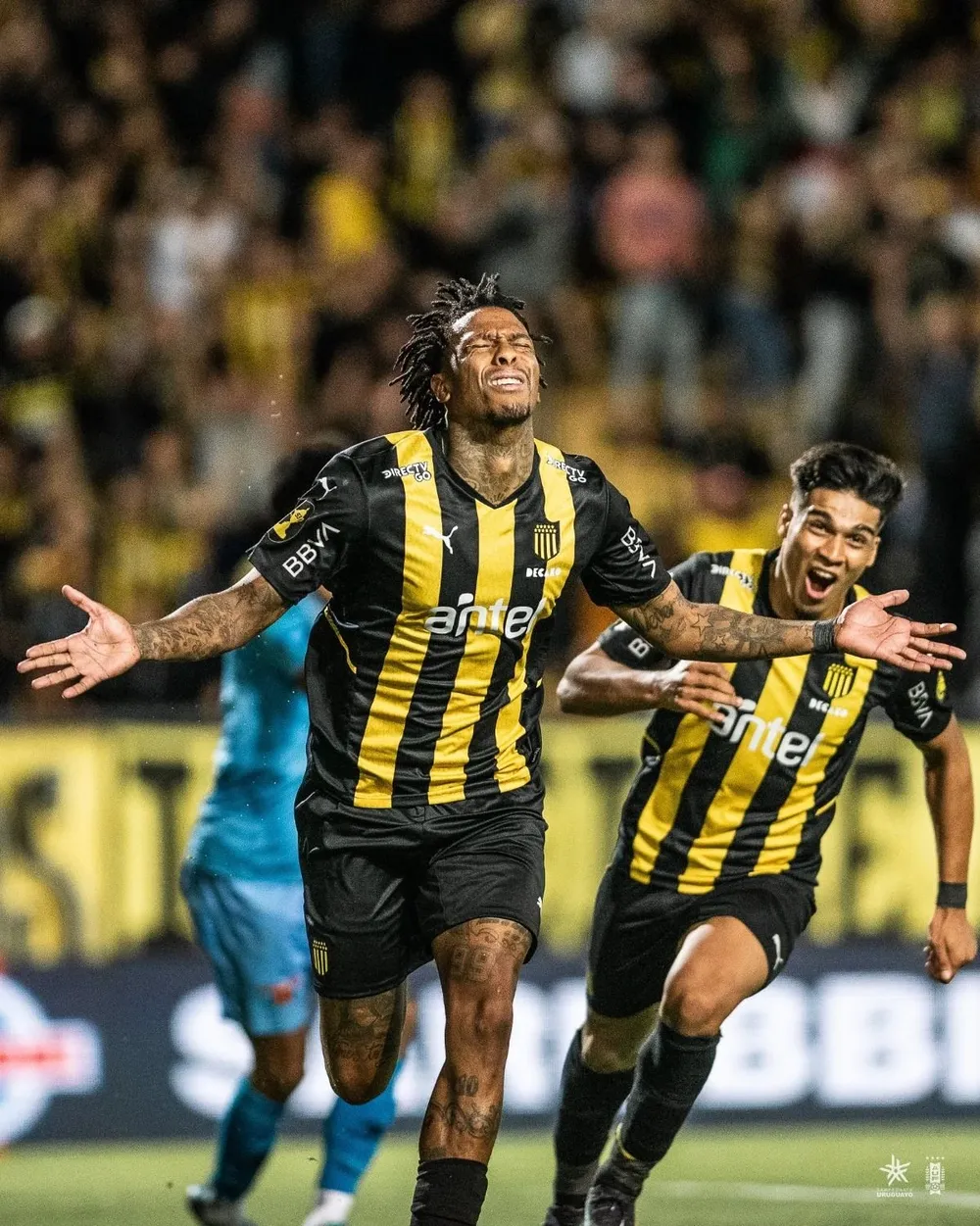 Abel Hernández y Matías Arezo juntos en Peñarol en 2023