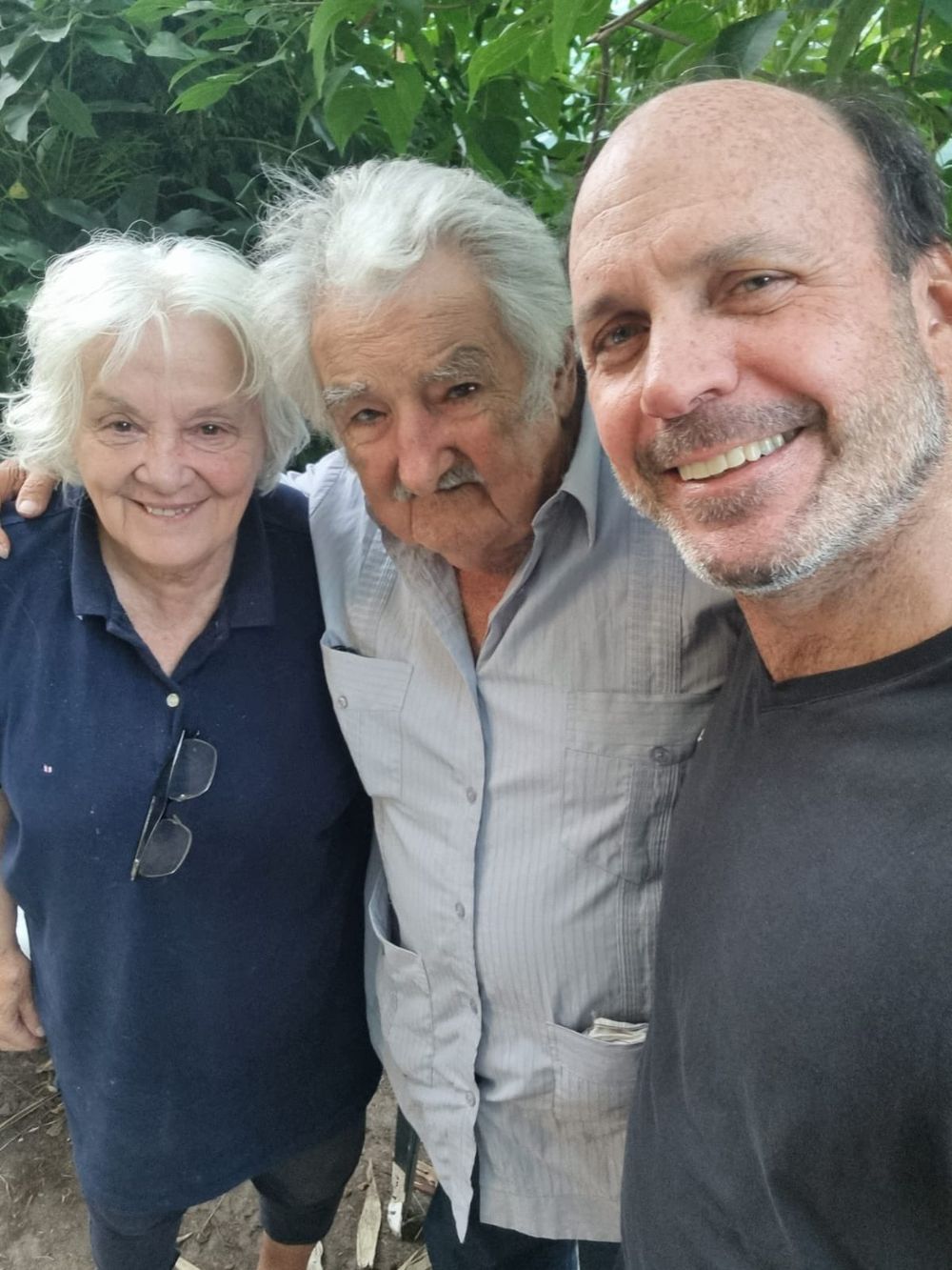 Lucía Topolansky, José Mujica y Nacho Álvarez en la chacra de Rincón del Cerro