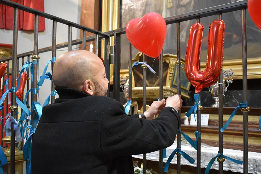 Las tradicionales cintas de agradecimiento y pedidos al santo del amor.